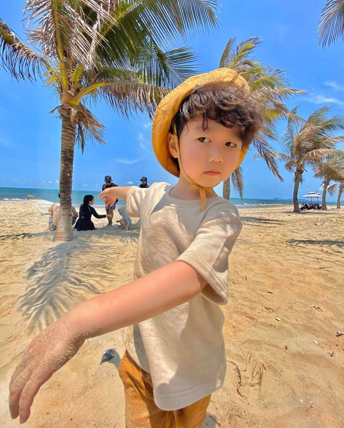 Mái tóc xoăn lãng tử cùng tông màu nâu sang trọng của Xoài khiến các cô chú cứ xuýt xoa tan chảy vì quá đẹp trai.