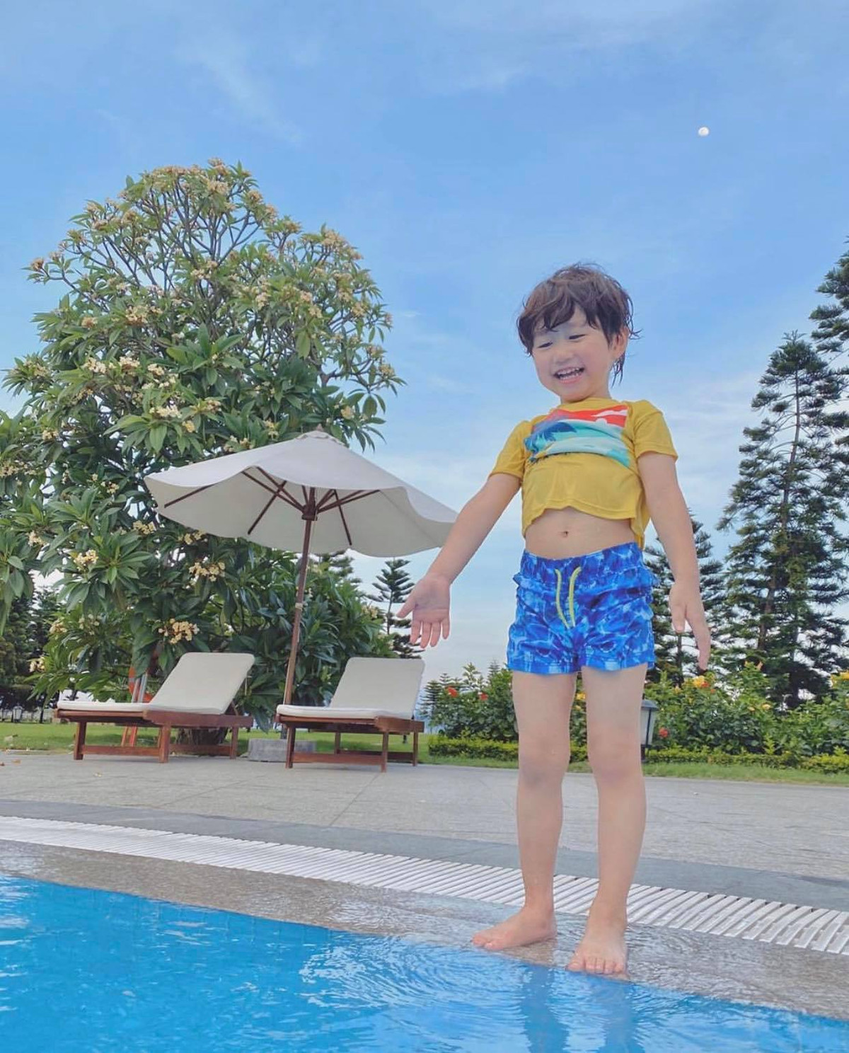 Đồ đi bơi của Xoài đơn giản và dễ thương, có thể thấy vợ chồng Trang Lou - Tùng Sơn không quá cầu kì trong việc lựa chọn trang phục cho con trai để giữ sự hồn nhiên, trẻ con đúng tuổi.