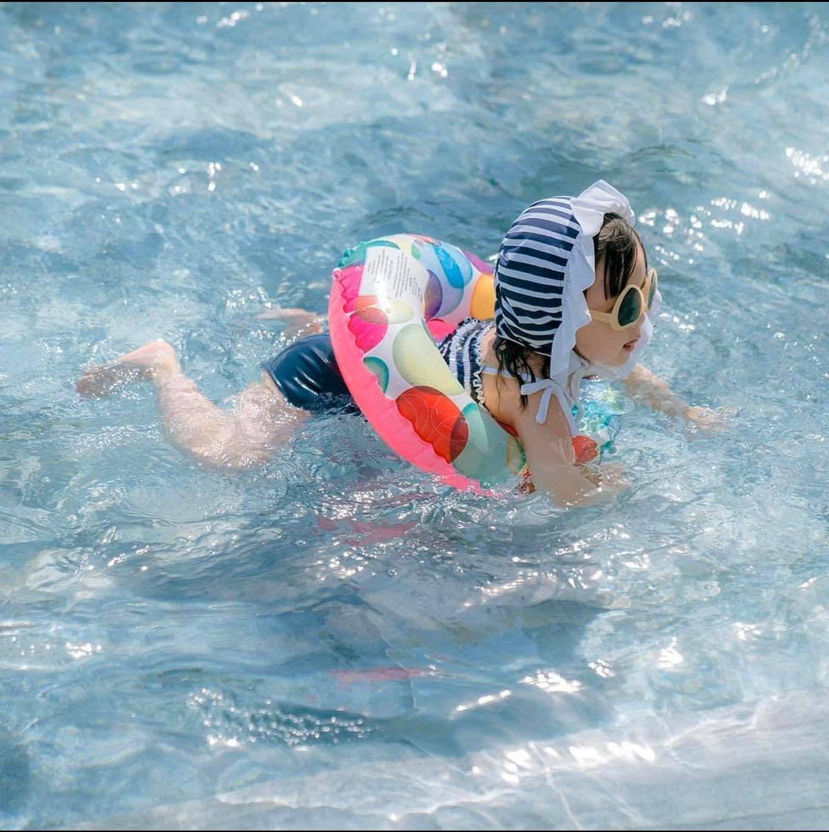 Tan chảy với bộ đồ đi bơi không thể yêu hơn của Cam Cam với đầy đủ phụ kiện từ kính đến mũ cực xịn xò.