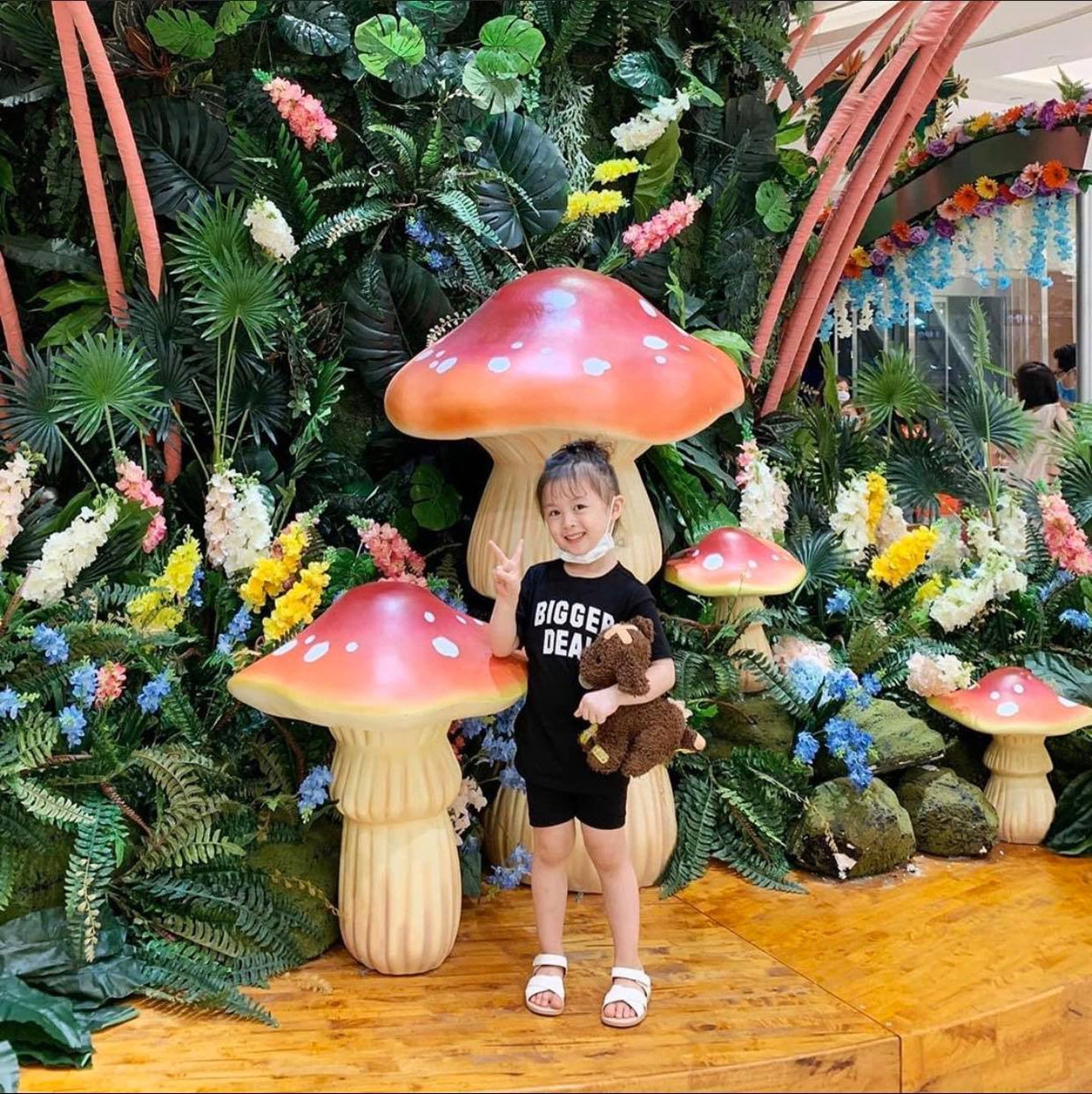 Phông và sooc ngắn đơn giản thoải mái năng động nhưng vẫn sành điệu hợp với những buổi đi ăn kem, đi khu vui chơi cùng ba mẹ.