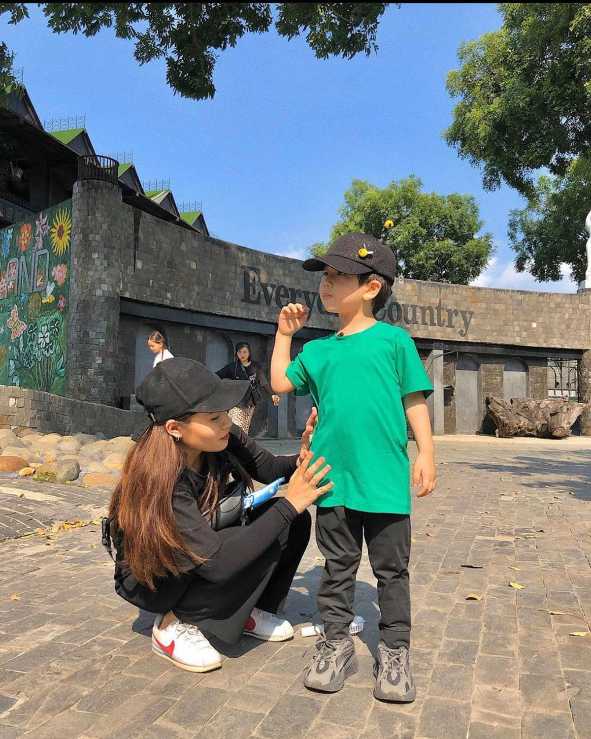 Item quen thuộc của nhà Đậu là áo phông rộng thùng thình cùng giày thể thao năng động. Sự giản dị, gần gũi đã giúp gia đình Nam Thương - Ba Duy chiếm trọn tình cảm của các fan hâm mộ.