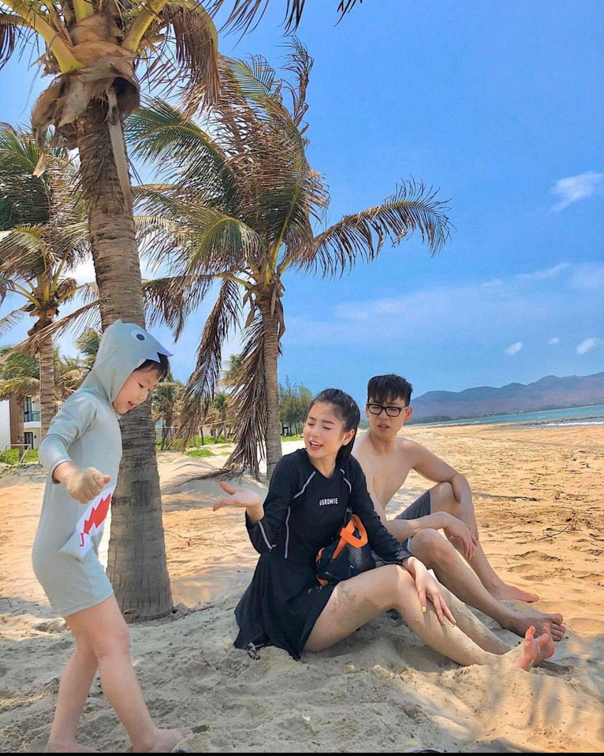 Đi biển chơi cũng phải diện ngay bộ đồ bơi hình cá sấu độc lạ đây.