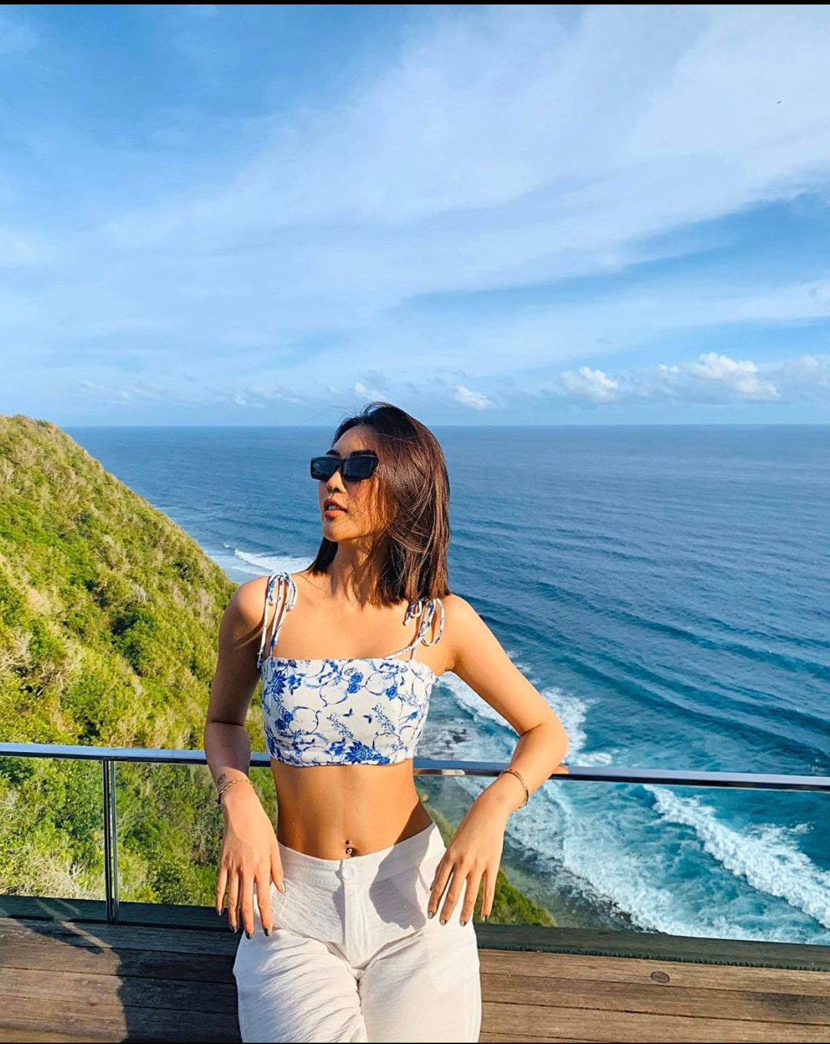 Khi đi du lịch, cô nàng cũng gợi cảm tuyệt đối.