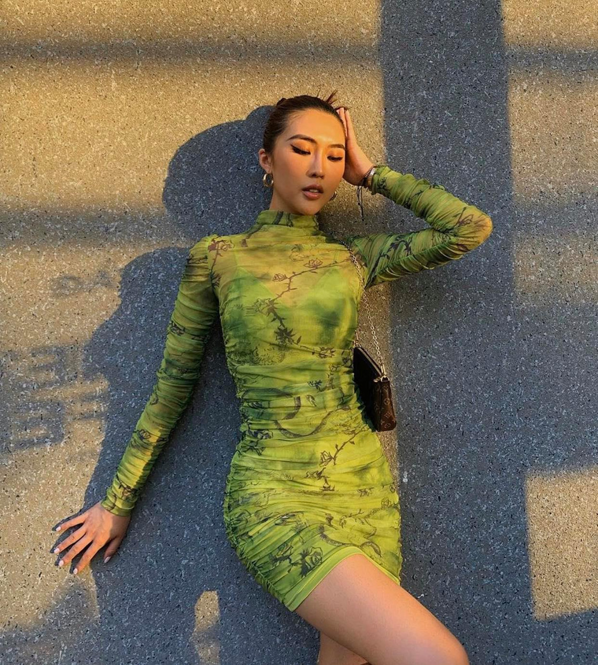 Váy body màu sắc lạ mắt kết hơp cùng phụ kiện đơn giản nổi bần bật.