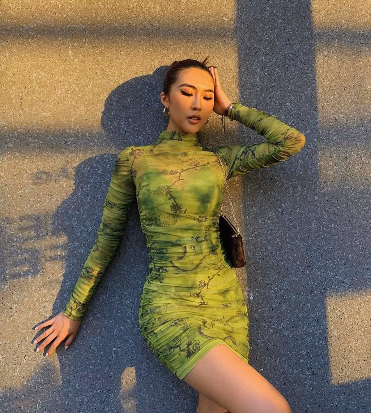 Váy body màu sắc lạ mắt kết hơp cùng phụ kiện đơn giản nổi bần bật.