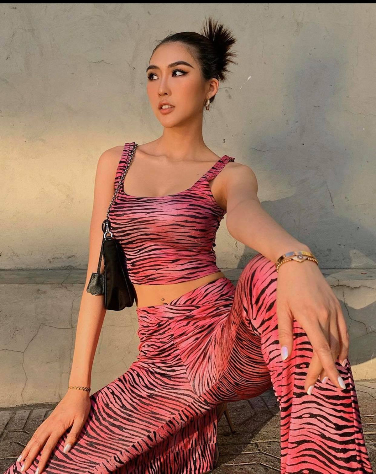 Thì gần đây, cô luôn lựa chọn những thiết kế ôm sát táo bạo, họa tiết nổi bật và cách trang điểm sắc sảo.