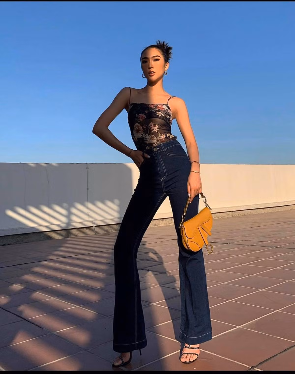 Với lợi thế thân hình cực chuẩn, những mẫu jeans cạp cao được Tường Linh yêu thích, giúp đôi chân dài tít tắp.