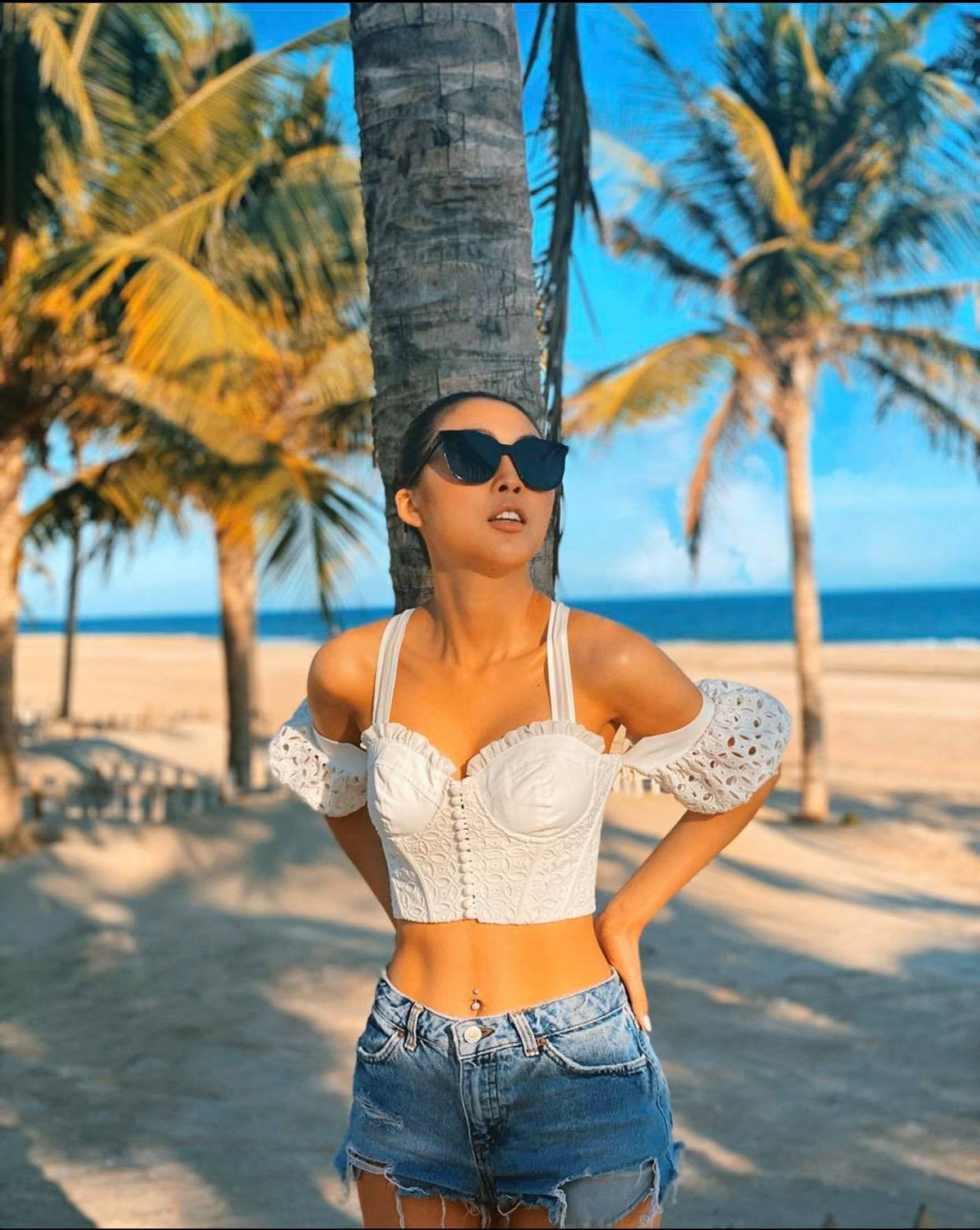 Item quen thuộc nhưng vẫn vô cùng nổi bật của cô nàng cho thấy gu thời trang không đùa được của Tường Linh.