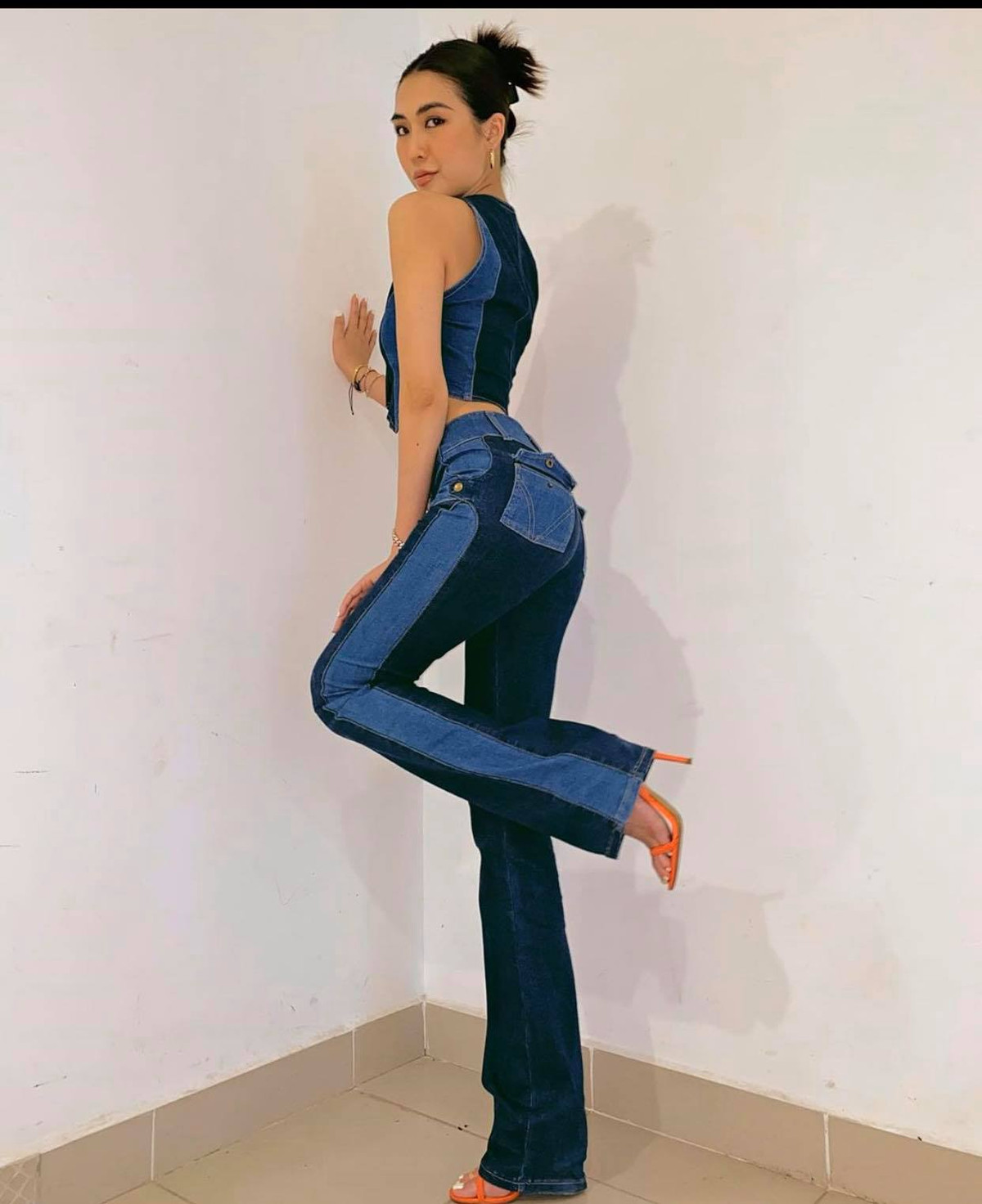 quần jeans cạp cao mặc cùng áo crotop khoe đường cong gợi cảm.