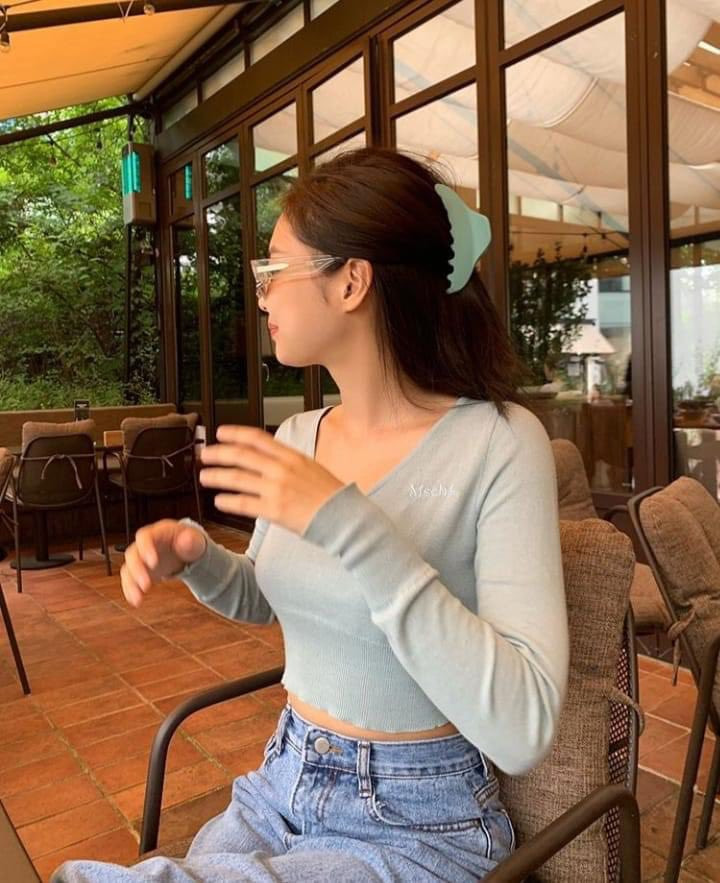 Chiếc kẹp bản to cùng tông màu xanh ngọc với áo giúp cô nàng dịu dàng, xinh xắn hơn bao giờ hết.