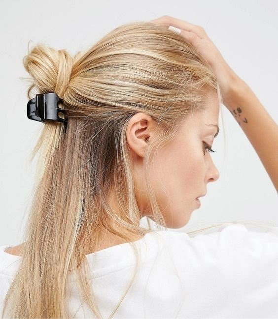 Hoặc kẹp bản nhỏ tiện lợi, năng động cũng xinh xắn không kém. Bên cạnh đó ngoài những chiếc cặp trơn một màu đơn giản, chị em có thể chọn cặp có họa tiết hay đính đá để thêm phần điệu đà nổi bật cho mái tóc.