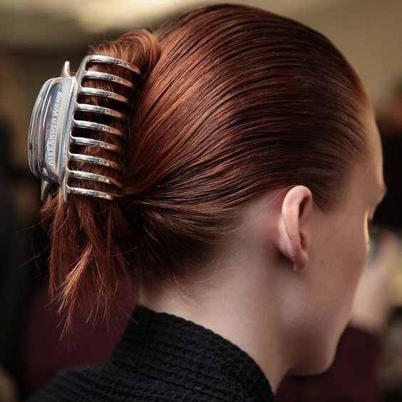 Chị em có thể lựa chọn kẹp bản to thanh lịch thời thượng