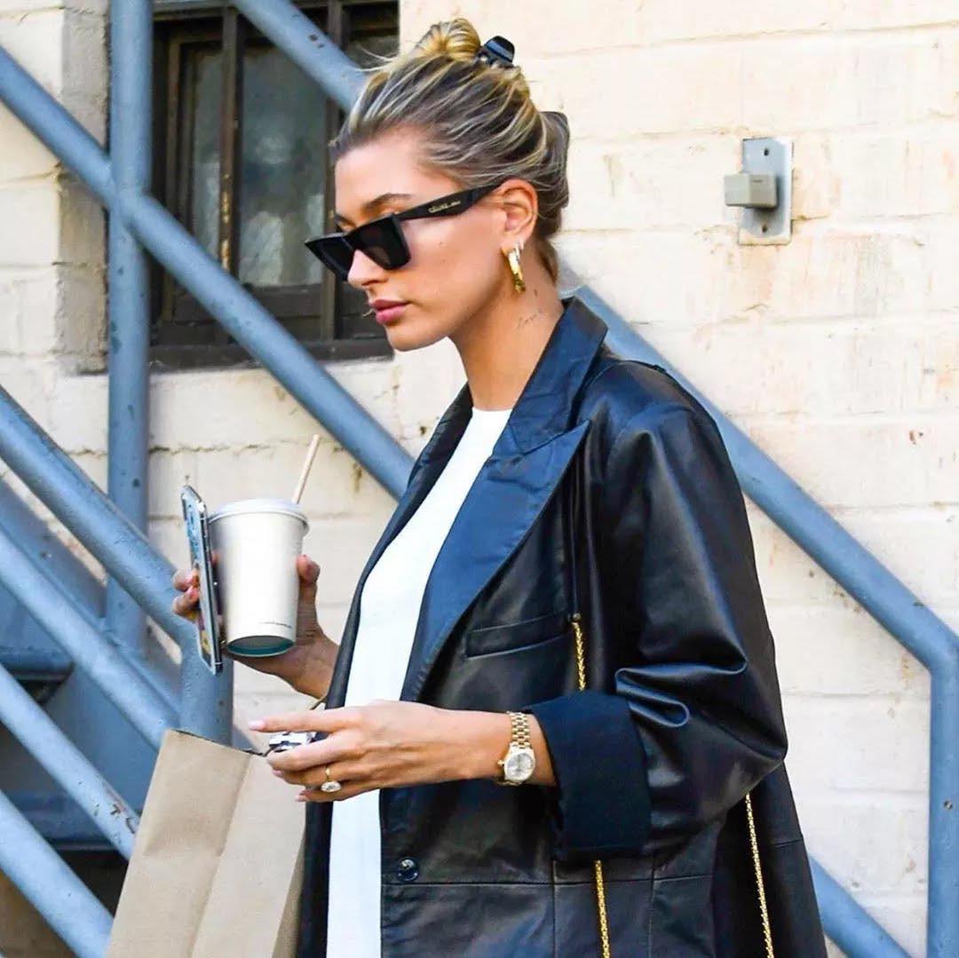 Kẹp càng cua rất được các sao Hollywood ưa chuộng, điển hình như cô nàng Hailey Bieber.