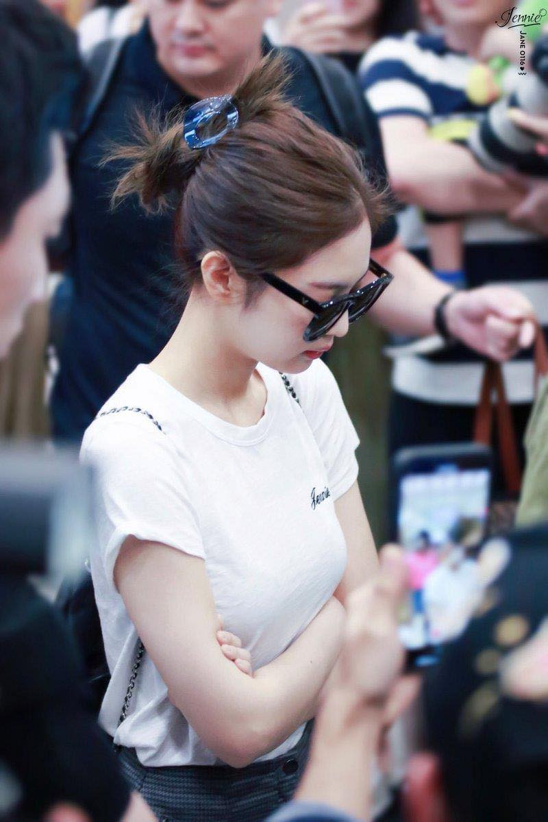 Dù tóc kẹp càng cua thập niên 90 được các sao Hollywood lăng xê từ đầu năm nhưng các cô gái Black Pink là người tiên phong, giúp trend tóc này phổ biến được yêu thích tại Châu Á.