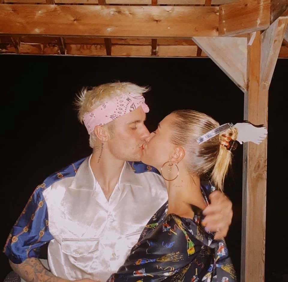 Kết hợp thêm phụ kiện nổi bần bật.