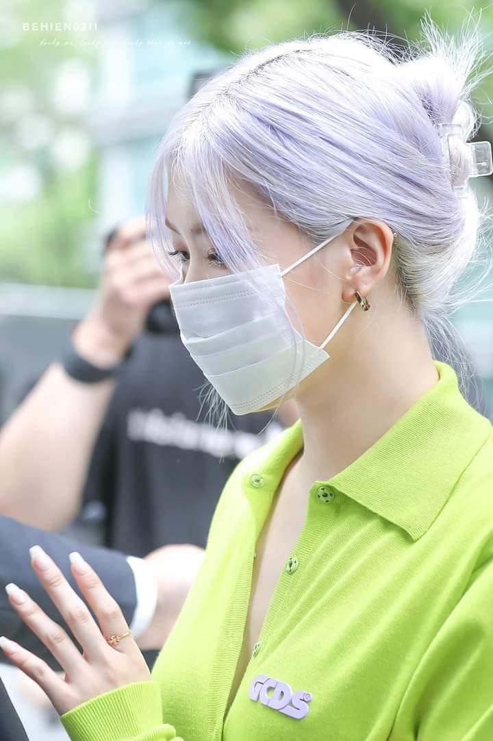 Chiếc kẹp trong suốt cực hợp với mái tóc tím nổi bật của cô nàng Rose.