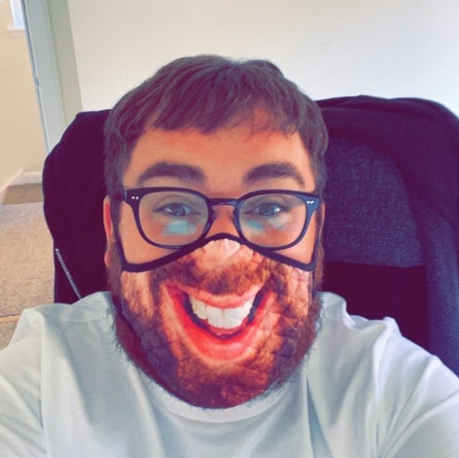 Bên ngoài độ cute vô đối, chiếc khẩu trang này còn giải quyết vấn đề nhận dạng nhau khi giao tiếp mà vẫn an toàn trong tình hình dịch bệnh.