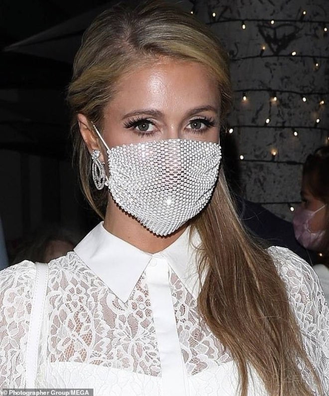 Paris Hilton với chiếc khẩu trang đính kim cương gây tranh cãi.