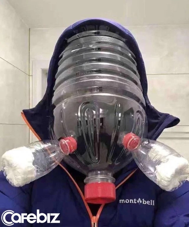 Chiếc mặt nạ có phần gớm ghiếc và cồng kềnh của một chàng trai trẻ.