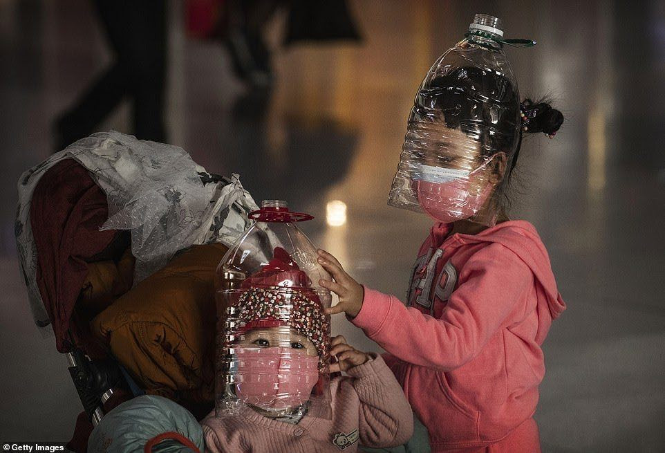 ... cho đến những chiếc chai nhựa vứt di.