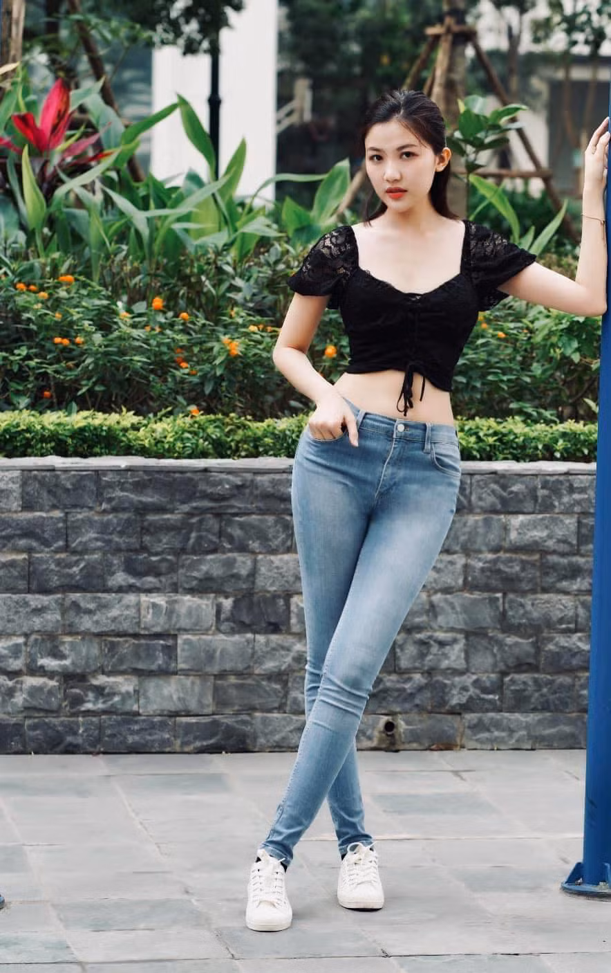 Khoe thân hình cực chuẩn với áo croptop ngắn cùng quần jeans.