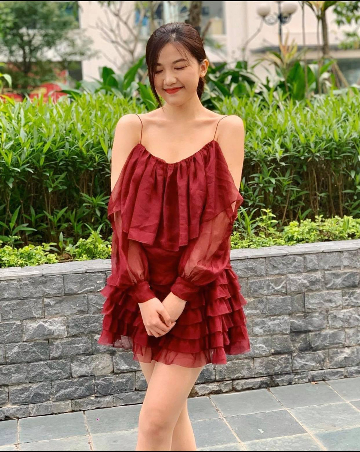 Mốt váy hai dây không nội y cũng được nữ diễn viên yêu thích là lựa chọn trong những buổi đi chơi khoe làn da mịn màng, vai trần gợi cảm.