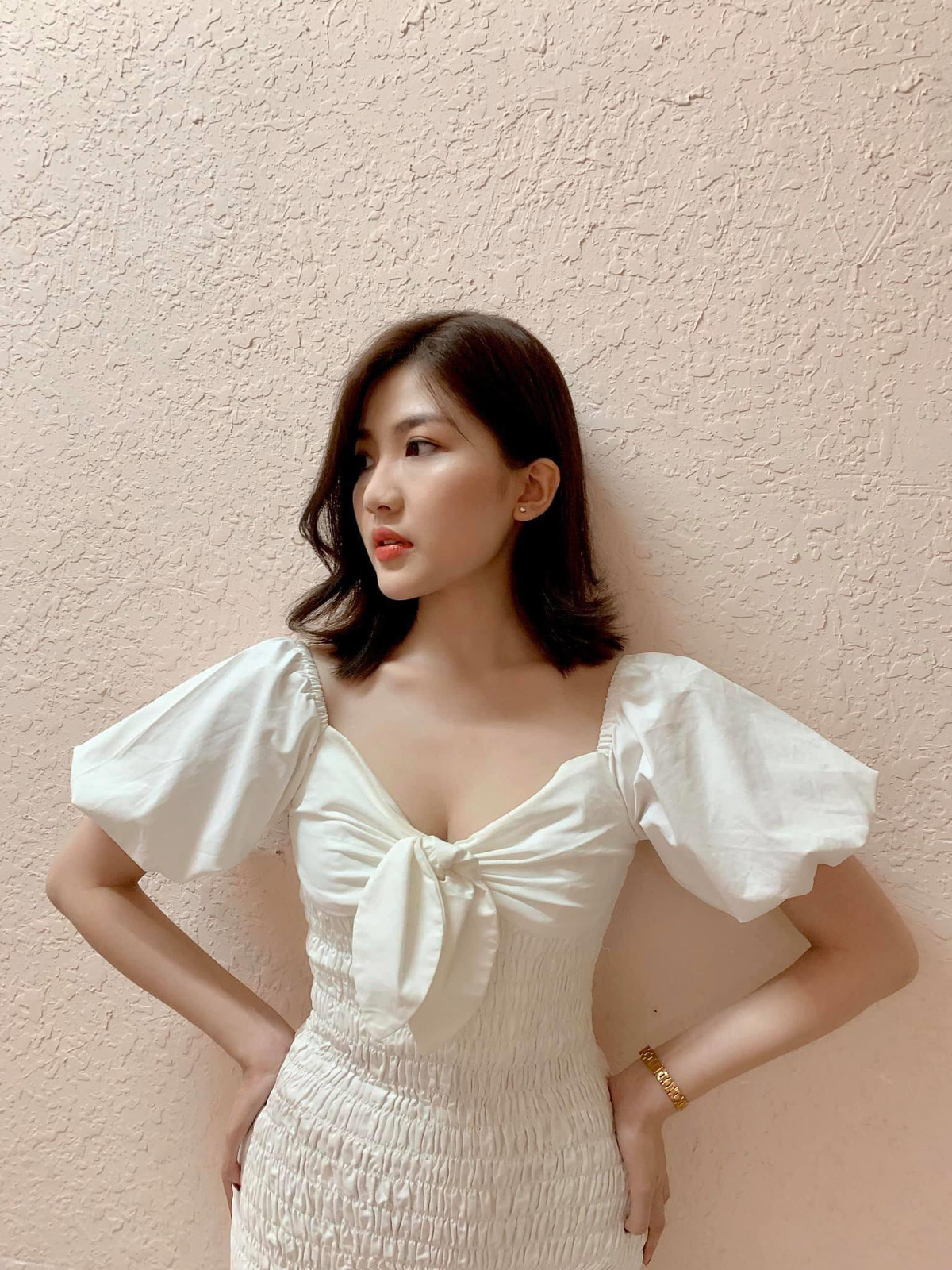 Vòng một đầy đặn là lợi thế để Huyền Thanh trở nên gợi cảm và quyến rũ.