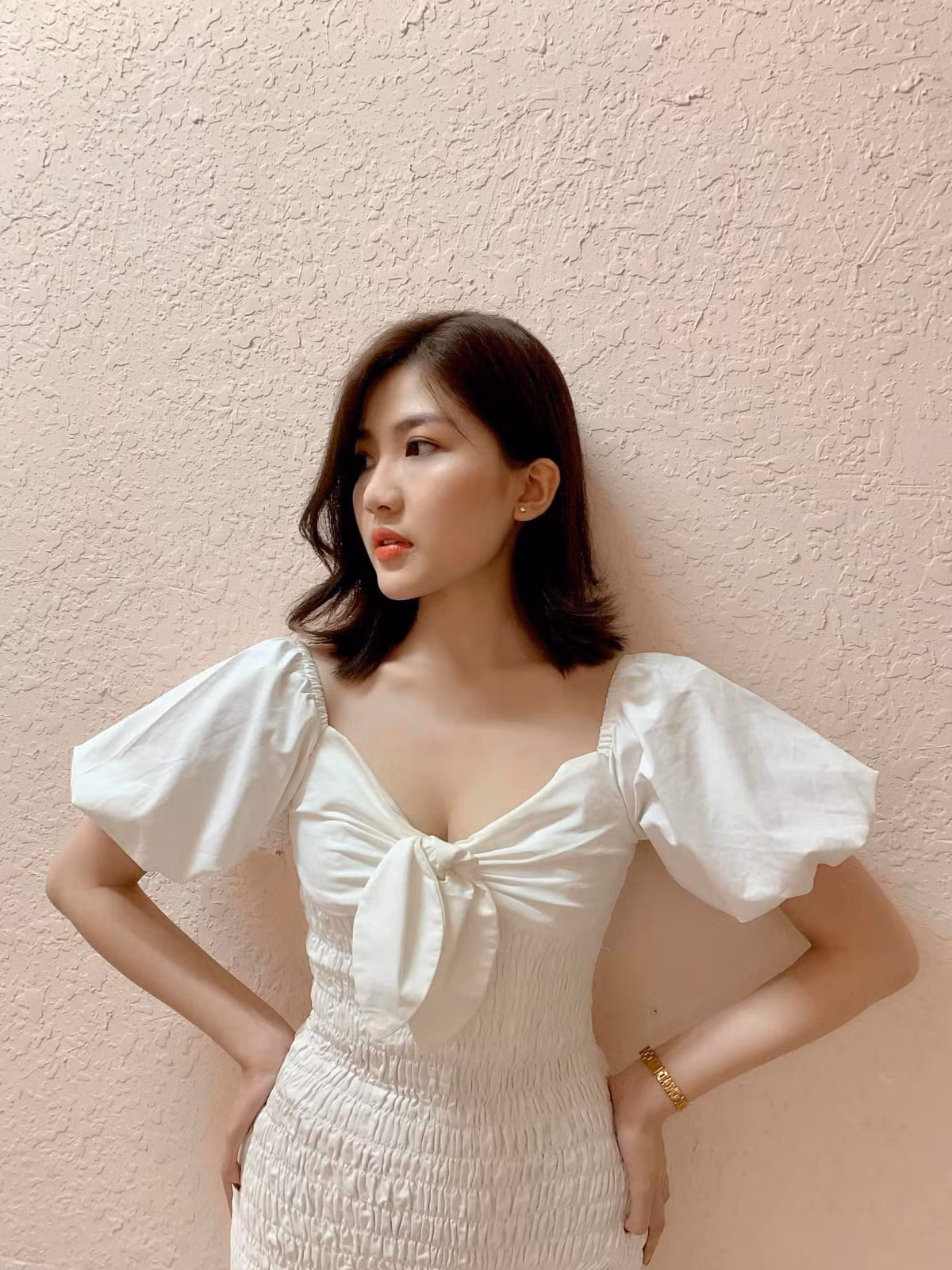 Vòng một đầy đặn là lợi thế để Huyền Thanh trở nên gợi cảm và quyến rũ.