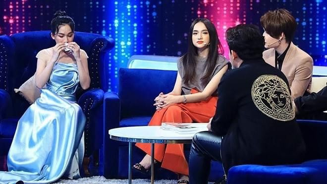 Chiếc áo cũng được hoa hậu Hương Giang yêu thích lựa chọn khi ghi hình chương trình "Người ấy là ai".