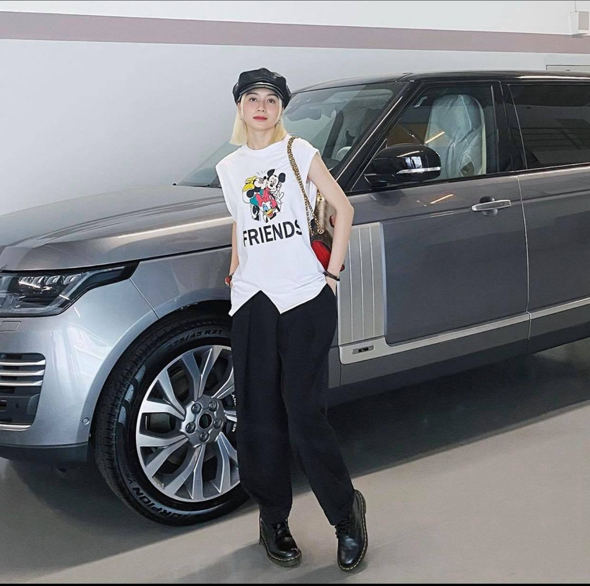 Thiều Bảo Trang đặc biệt thích áo tanktop,cô thường chọn áo họa tiết khi thì kết hợp cùng baggy