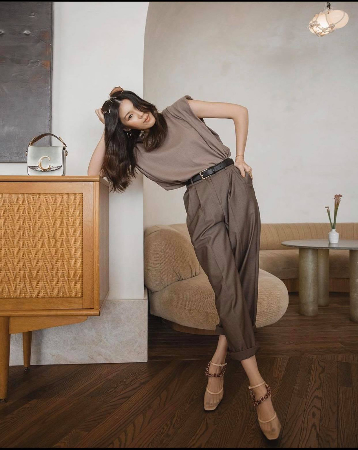 Blogger nổi tiếng người Mỹ Tsangtastic cũng yêu thích gam màu nâu sang trọng. Tanktop kết hợp cùng baggy vải vô cùng thời thượng và thanh lịch.