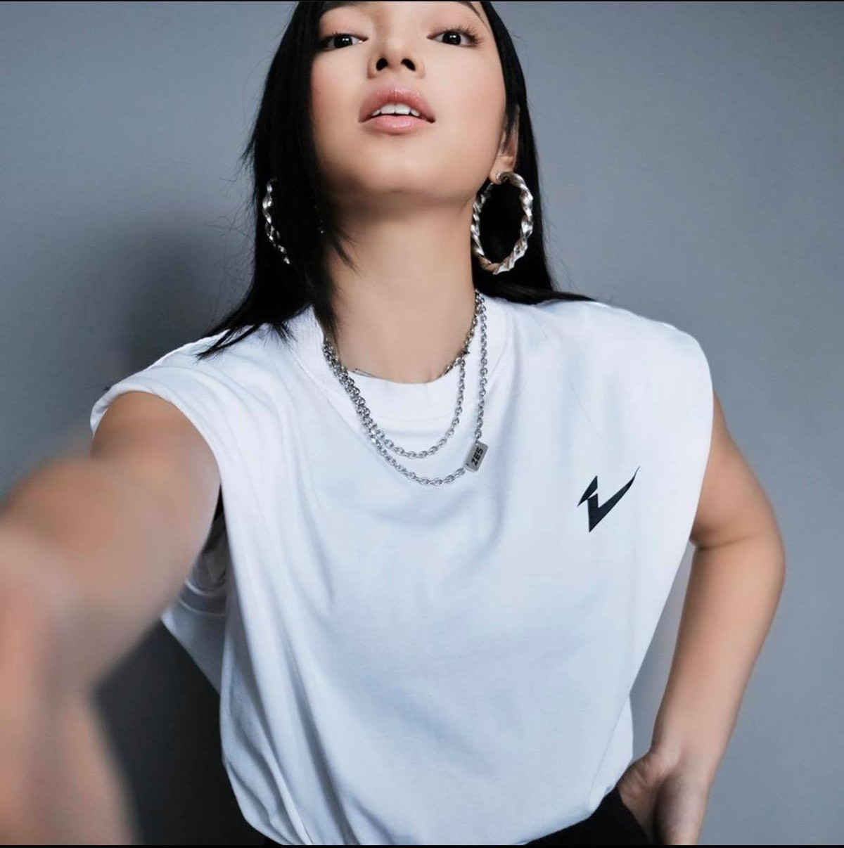 Là một fashionista nổi tiếng, Châu Bùi cập nhật ngay xu hướng, kết hợp với phụ kiện nổi bần bật.