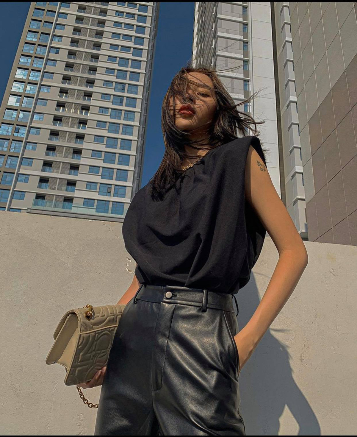 Phí Phương Anh chọn tông màu đen thời thượng, kết hợp cùng quần da càng làm tăng độ cá tính cho set đồ.