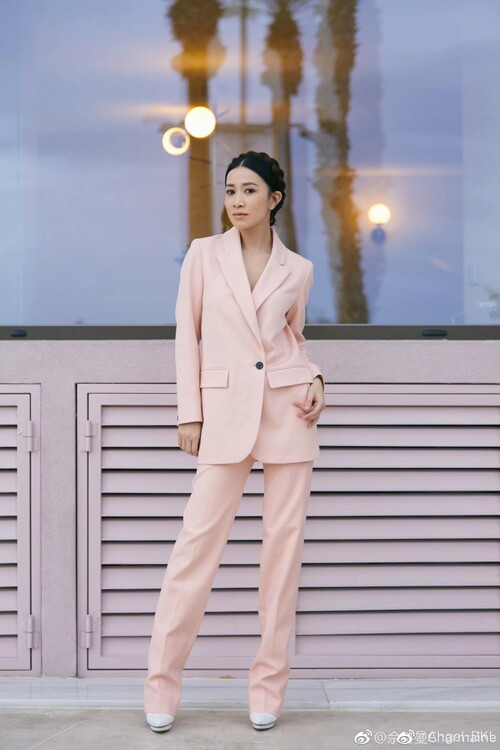 Gam hồng nữ tính đầy ngọt ngào khiến fan mê mẩn.