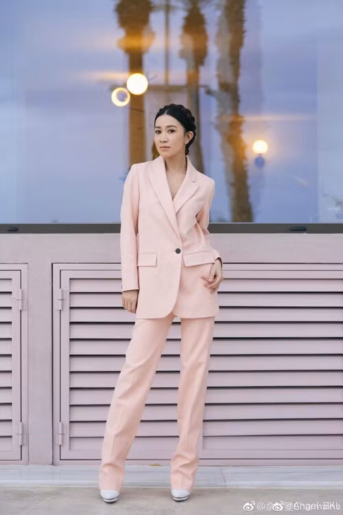 Gam hồng nữ tính đầy ngọt ngào khiến fan mê mẩn.