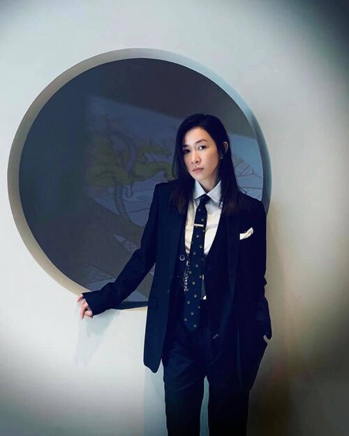 Những bộ vest sang trọng dường như rất hợp với khí chất quyền lực của Xa Thi Mạn.