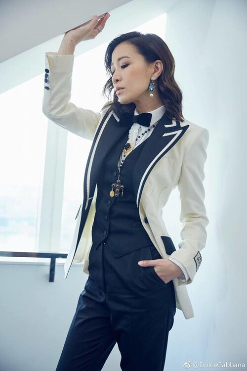 Ở tuổi 45, nữ diễn viên vẫn giữ được vẻ đẹp trẻ trung cùng gu thời trang thời thượng mỗi lần xuất hiện trước công chúng.