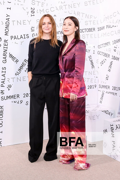 Biến hóa đa dạng với thiết kế vest màu sắc lạ mắt trong show thời trang của Stella McCartney.