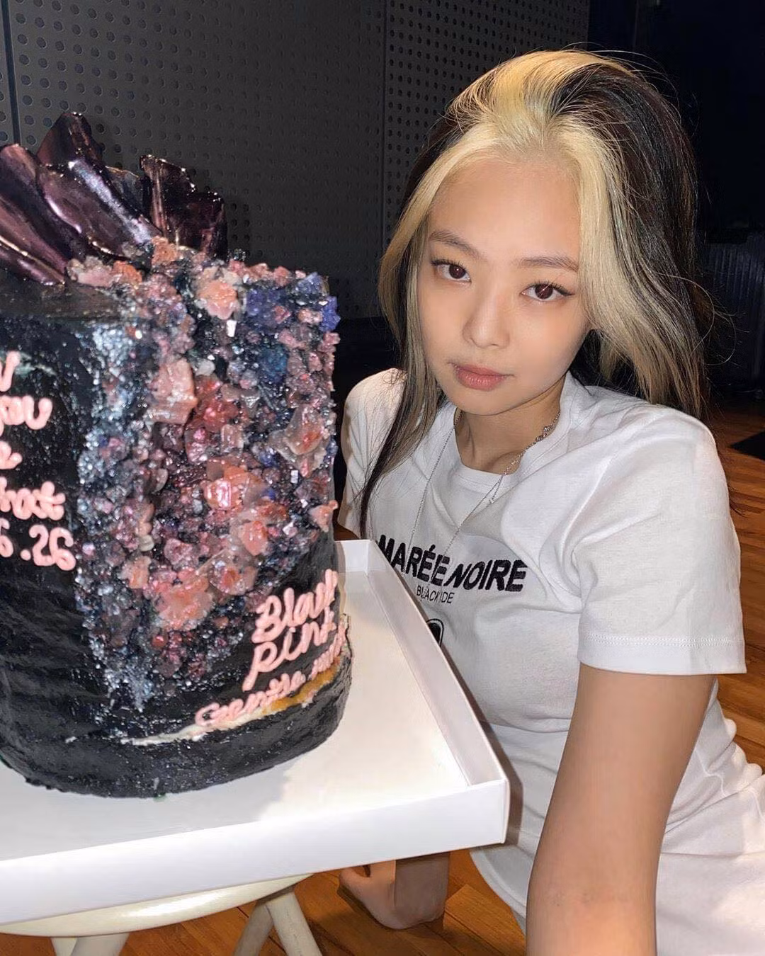 Kiểu tóc nhuộm bạch kim phần mai chất lừ đúng với thương hiệu của cá tính của Jennie, nhìn cô nàng sang chảnh và xinh đẹp vô cùng với kiểu tóc này.