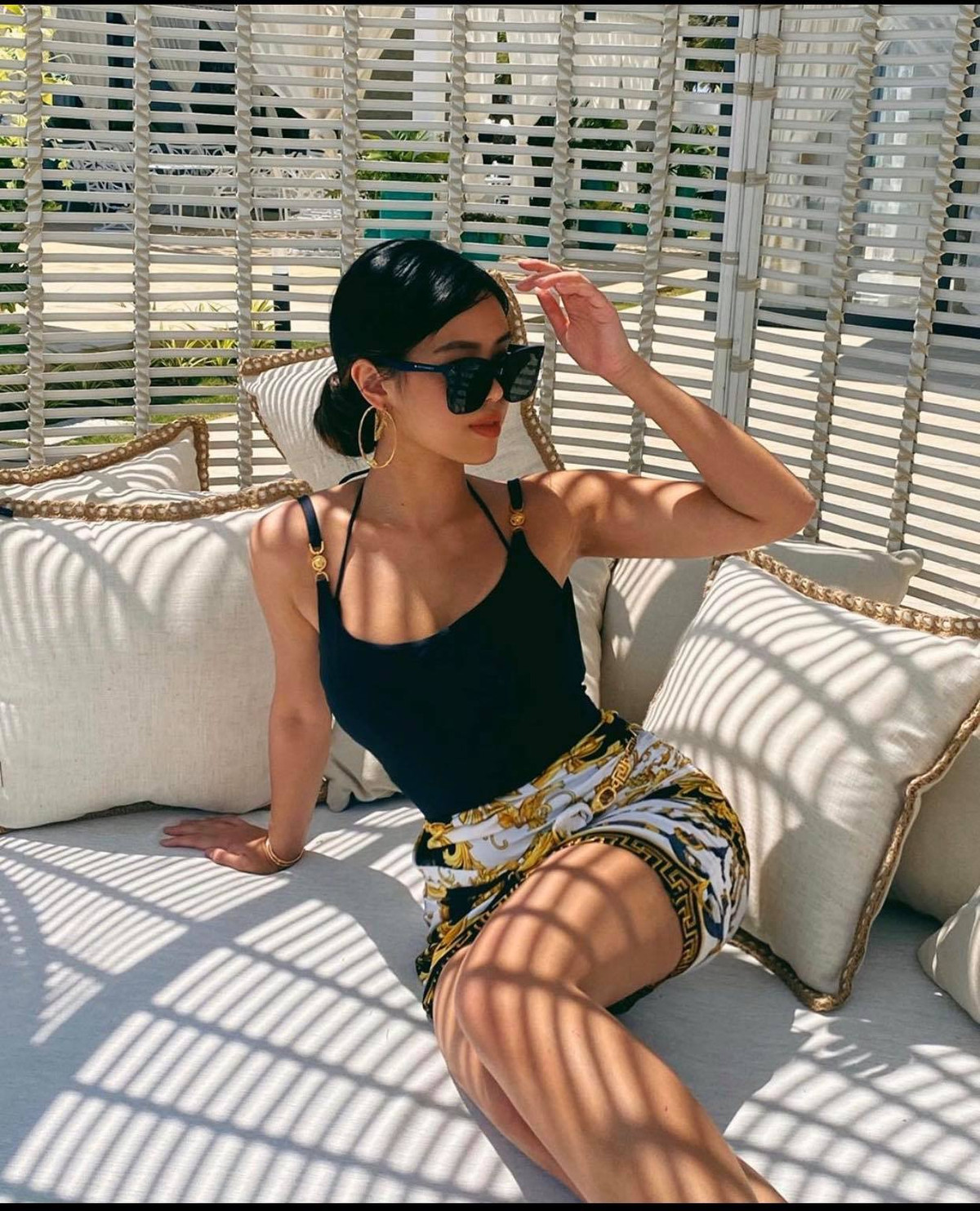 Cô nàng có gu thời trang đơn giản, thời thượng, khéo léo khoe đường cong cơ thể.