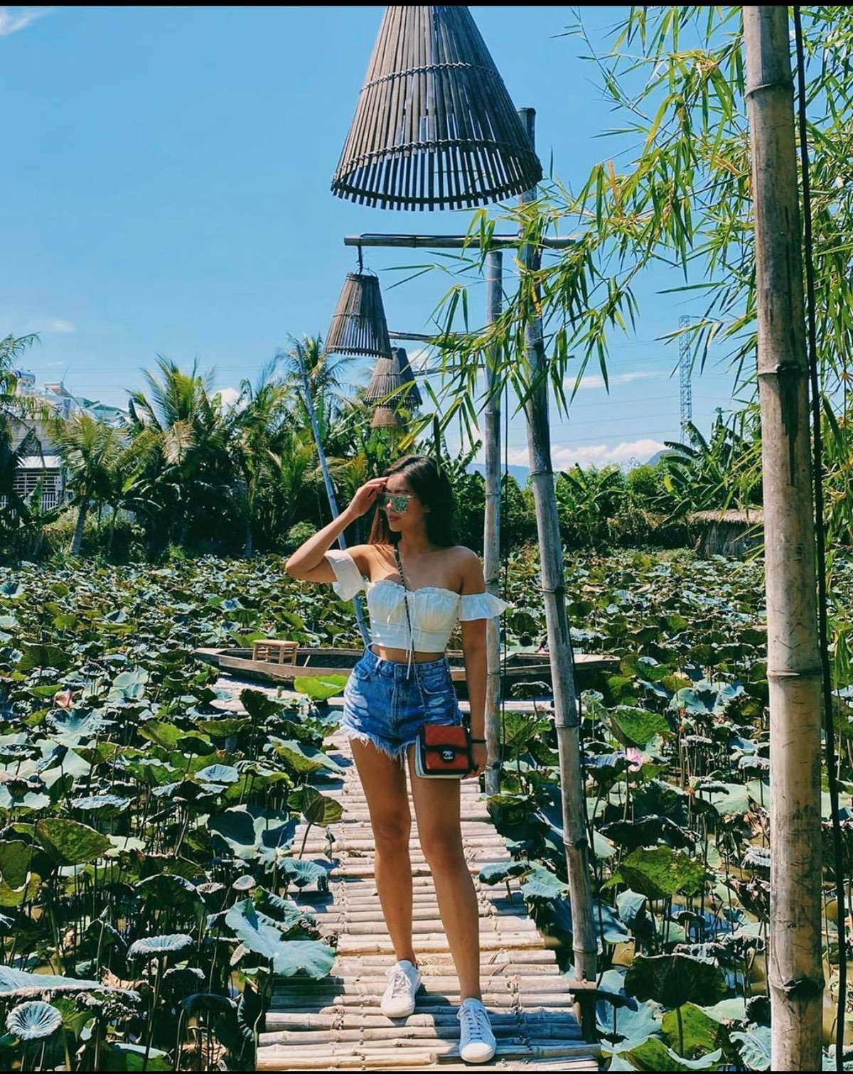 Diện item đơn giản nhưng thần thái vẫn sang chảnh, cuốn hút.