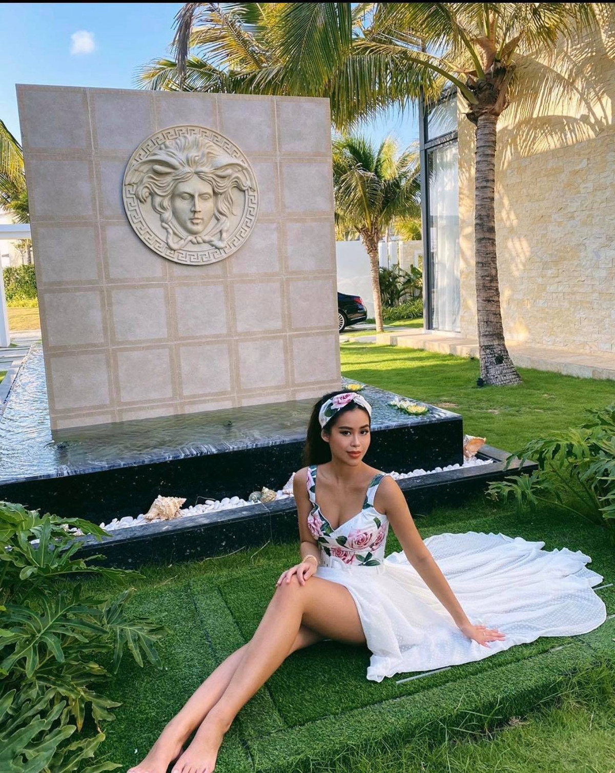 Vừa gợi cảm, vừa sang trọng quý tộc với chiếc váy xẻ tà độc đáo.