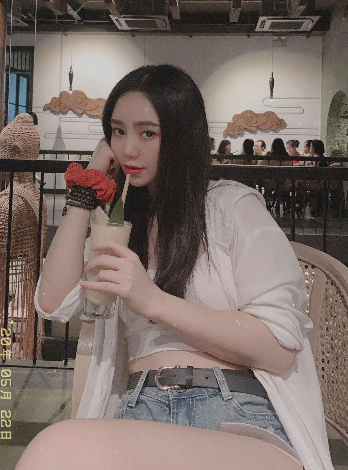 Trang phục quen thuộc của nữ diễn viên là áo 2 dây mặc cùng sooc bò năng động,