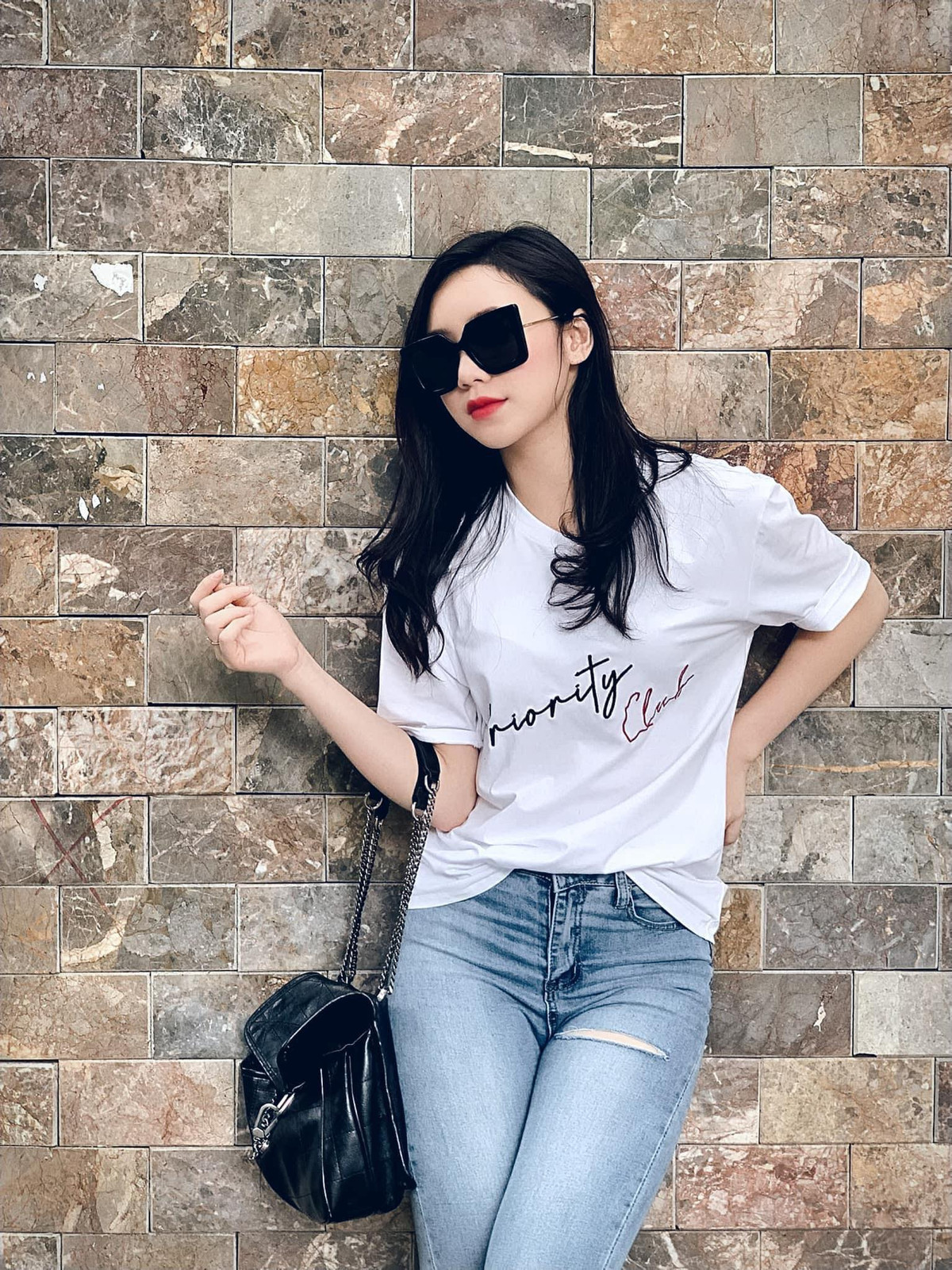 Có thể thấy cô nàng là người không quá cầu kì chuyện ăn mặc nhưng vẫn bắt mắt và ấn tượng.