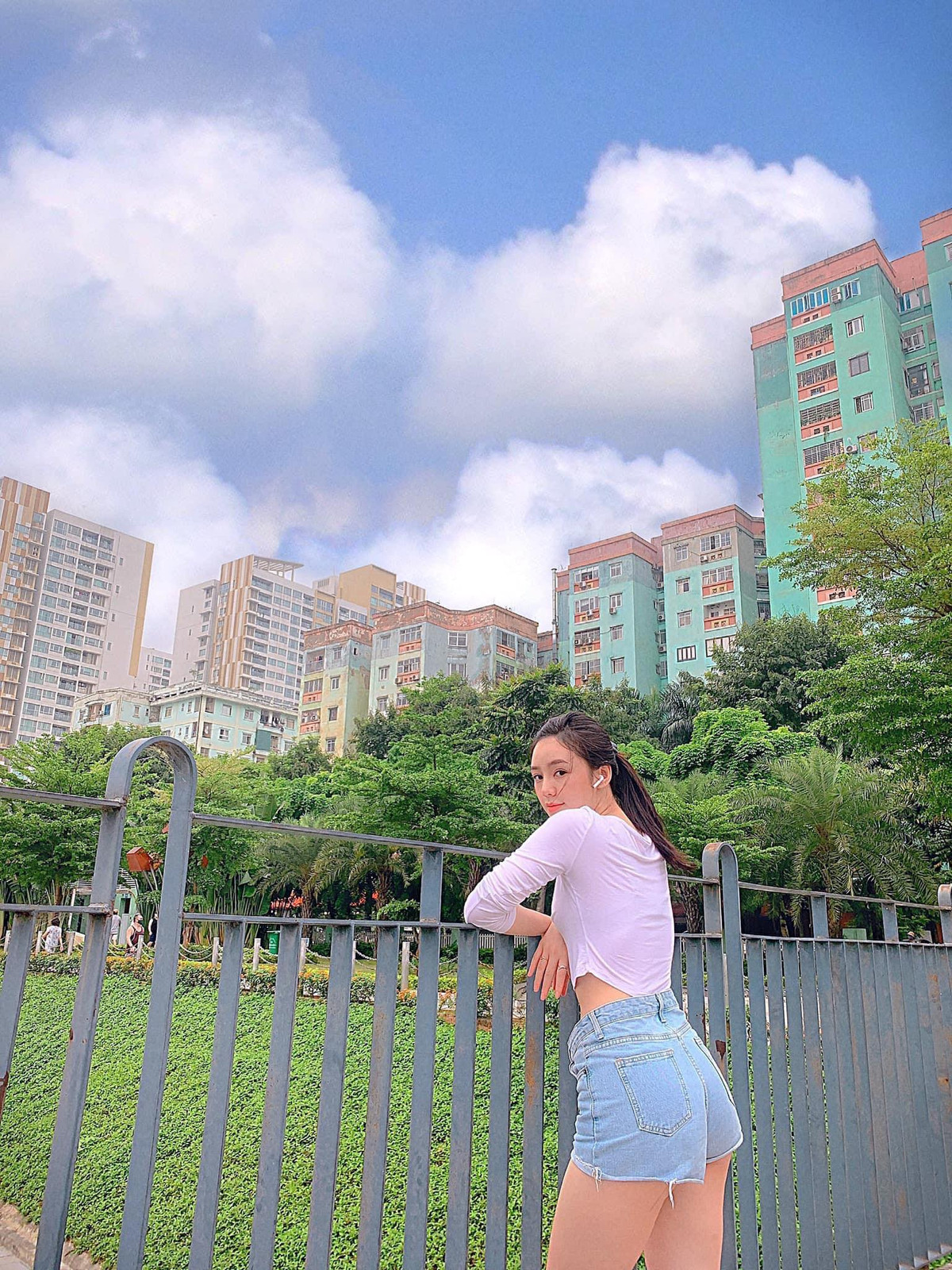 Khác với những vai diễn phản diện, ghê gớm trên phim, Quỳnh Kool ngoài đời là cô gái vô cùng đáng yêu, giản dị.