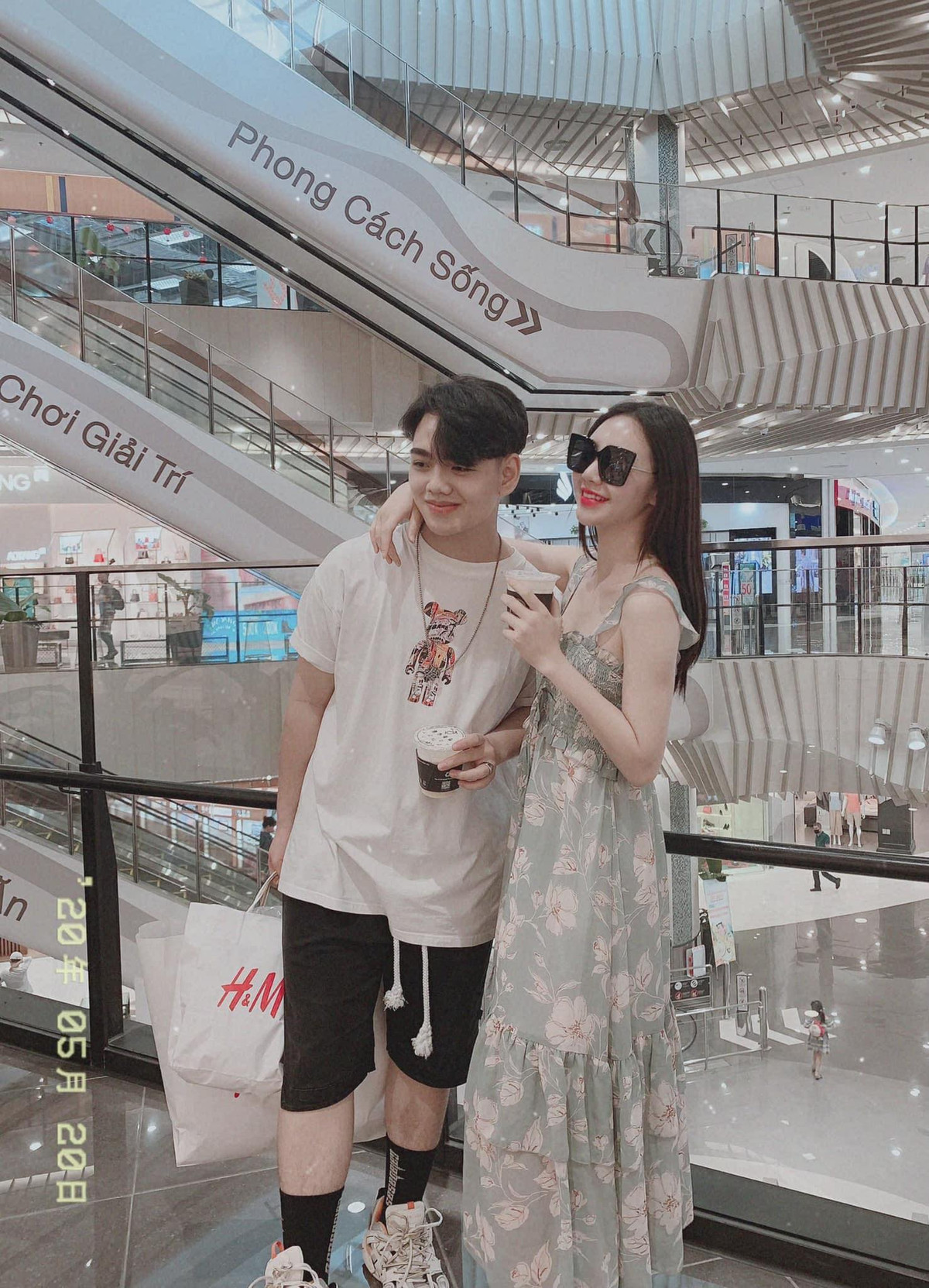 Khi đi du lịch cùng bạn bè, cô chọn những chiếc váy họa tiết hoa nhẹ nhàng, nữ tính cùng nhan sắc đỉnh cao hút hồn người hâm mộ.