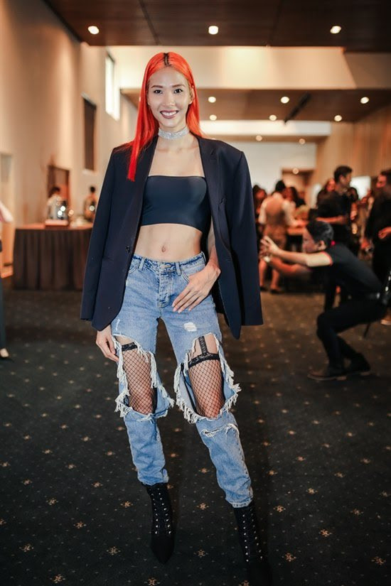 Hoàng Thùy cũng là một trong những mỹ nhân phối đồ với quần jean đẹp và chất.