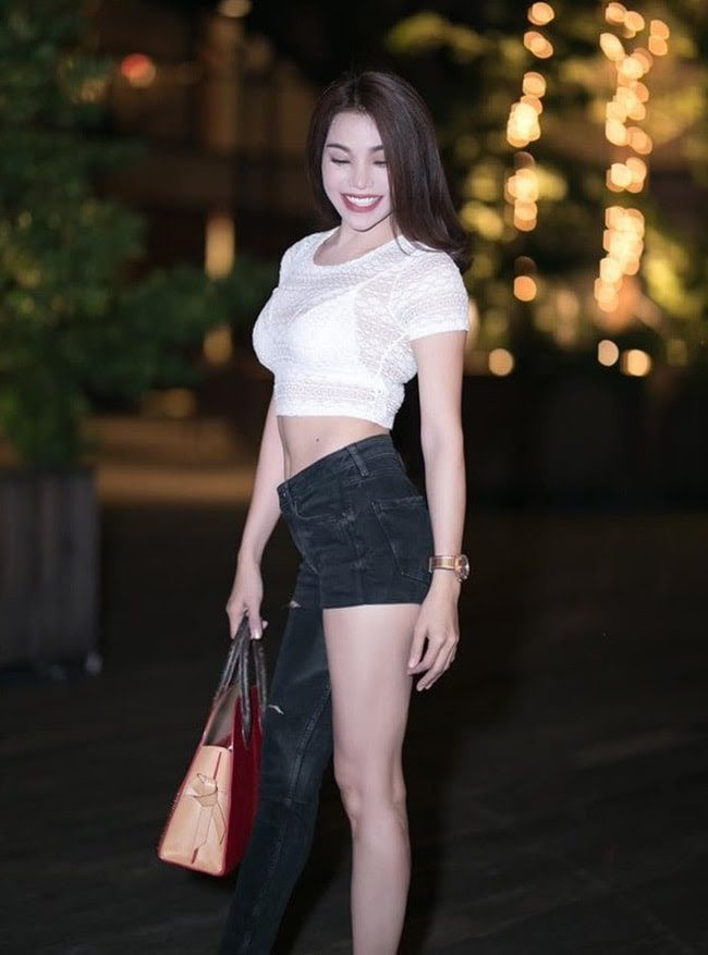 Chiếc áo có phần "kém sang" kết hợp với quần jean mất một ống khiến Trà Ngọc Hằng mất điểm khi tham dự sự kiện.