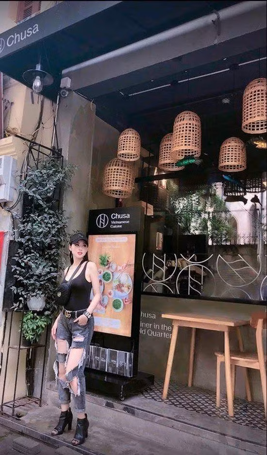 Những món đồ phụ kiện được cô nàng lựa chọn kĩ lưỡng ăn nhập với nhau từ đầu đến chân không thể chê.