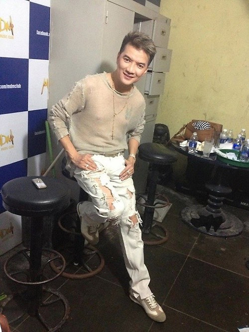 Chiếc quần rách rộng thùng thình kết hợp áo len điệu đà khiến bộ đồ của Đàm Vĩnh Hưng nhìn sến súa, không ăn nhập với nhau.